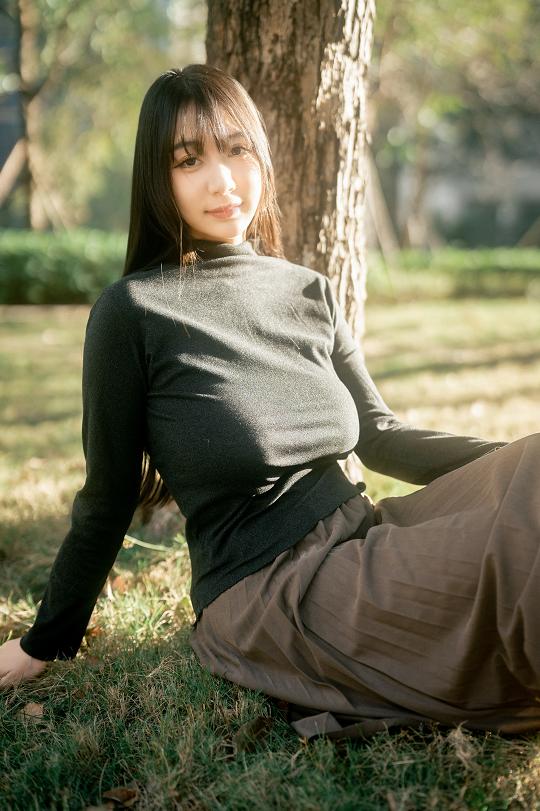 浅安安《落日时分》从树荫走到屋顶,黄昏在她身上慢慢变了样