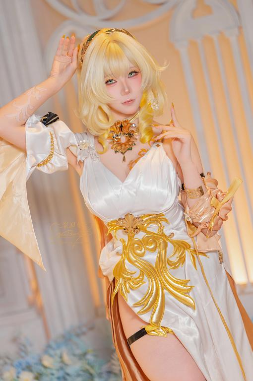 咬一口兔娘(Yiko湿润兔)阿格莱雅COS|金白神殿里的从容与锋芒