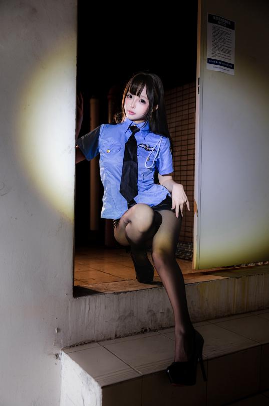 日奈娇值夜到门口停住,《楼道保安》的蓝色制服很有短剧感