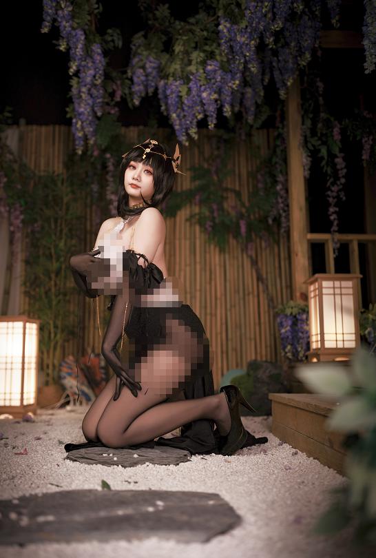 阿雪雪镇海礼服，把黑白华服放进藤花盛开的夜庭里