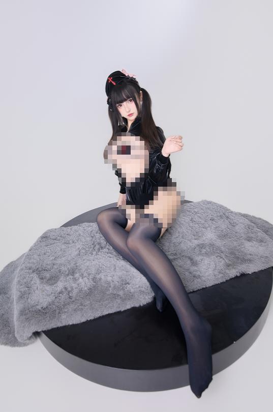 神楽坂真冬《味觉容器》｜灰白房间里，镜头慢慢靠近她