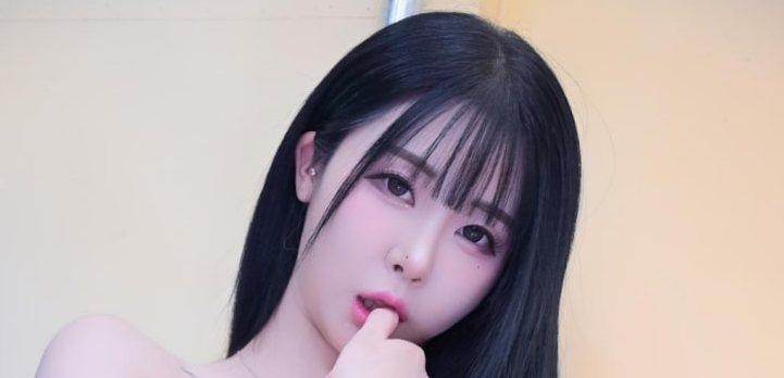 Bomi黑色直发齐刘海与紫蓝色环境光