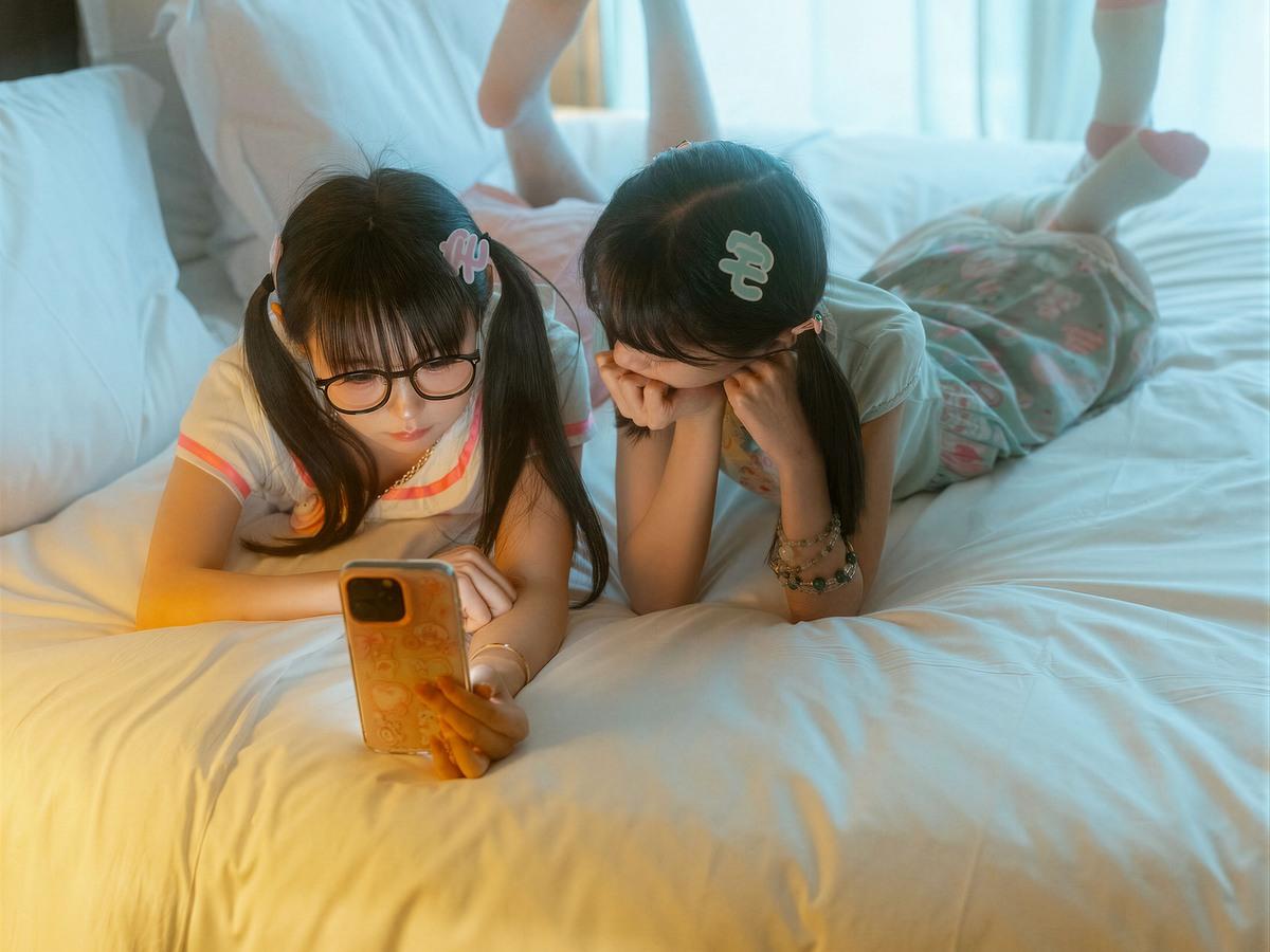 幼水铃衣双人作品中两人并肩靠近的收束画面