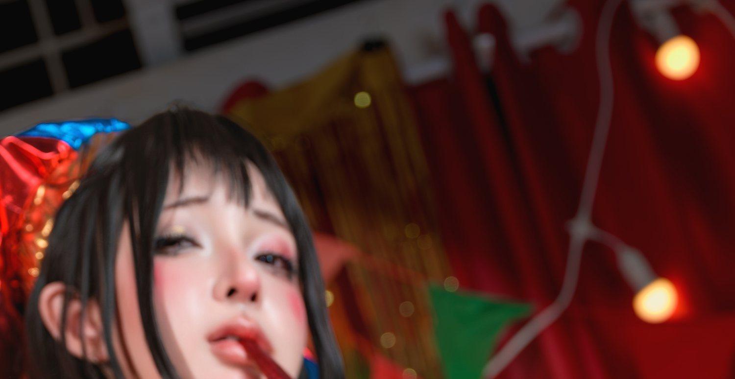 暖色灯泡和红幕包围Umeko J的Pomni面部近景