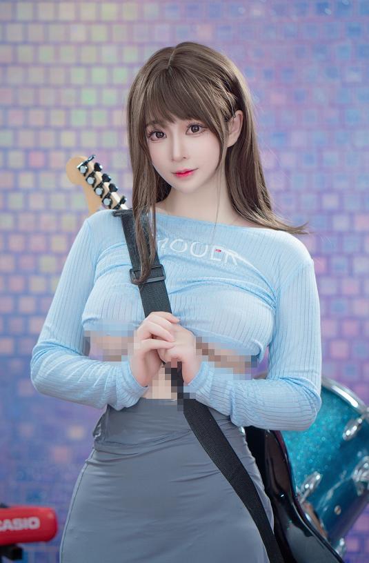 叉子宝宝坐进排练室后,这套吉他妹妹才慢慢有了故事感