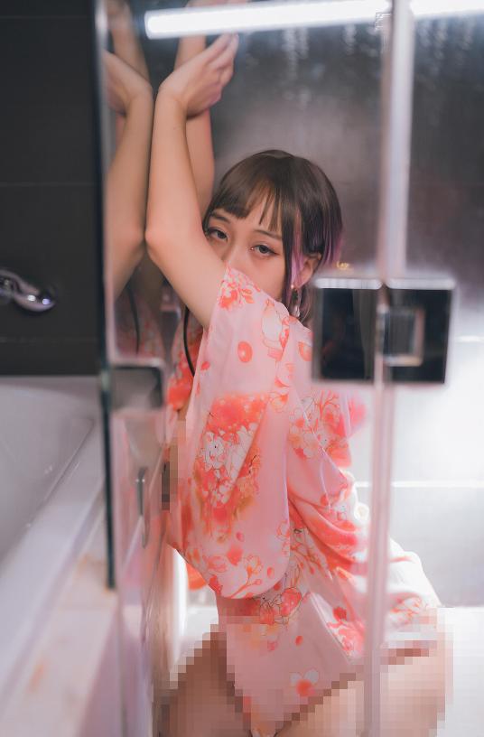 浅安安粉色和服,从冰箱冷光走进紫色浴室