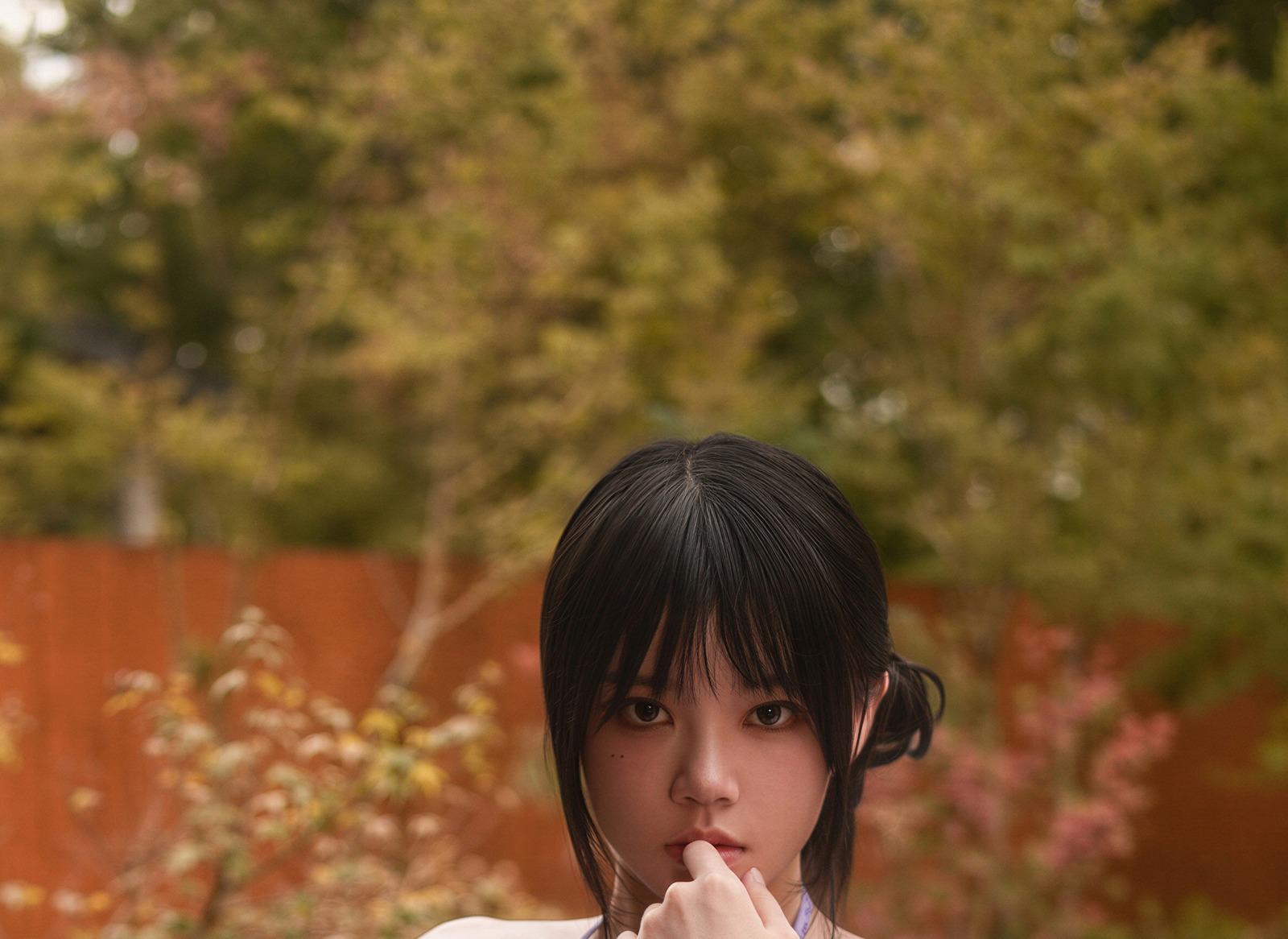 桜桃喵手指靠近脸侧,红棕树影在身后铺开
