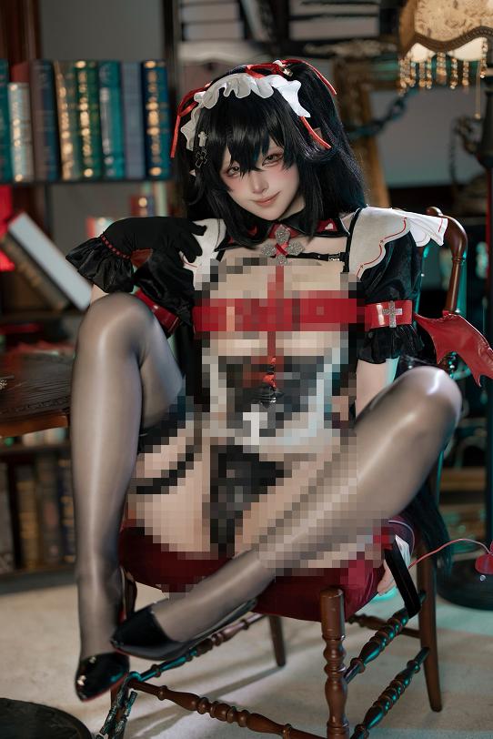 屿鱼这套扎娜最有趣的地方,是她从头到尾都不像在服侍谁