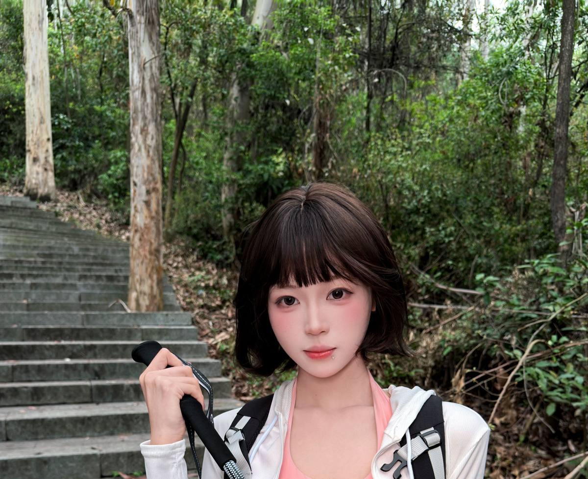 麻薯好吃在林间石阶停步看向镜头