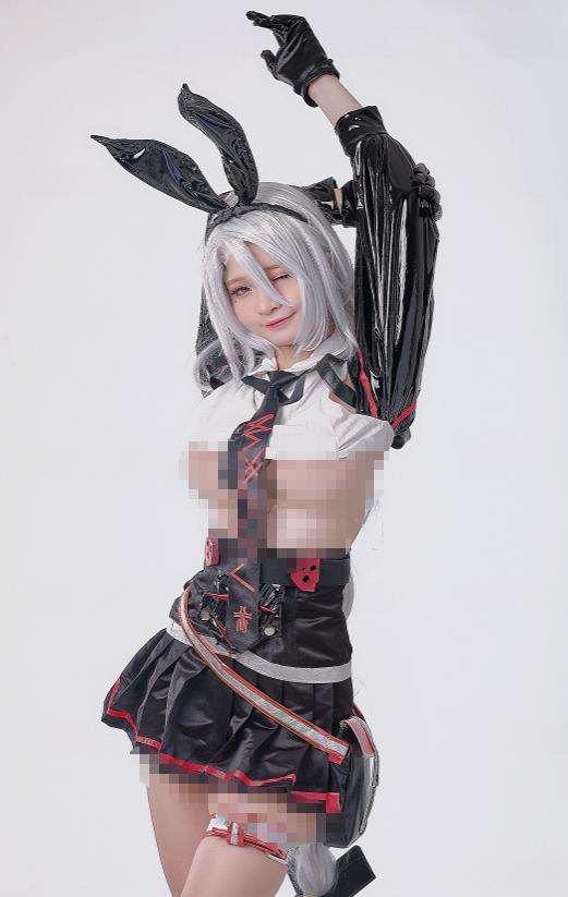 Azami镜头里的海因里希亲王，纯白背景让黑红制服显得又利落又顽皮