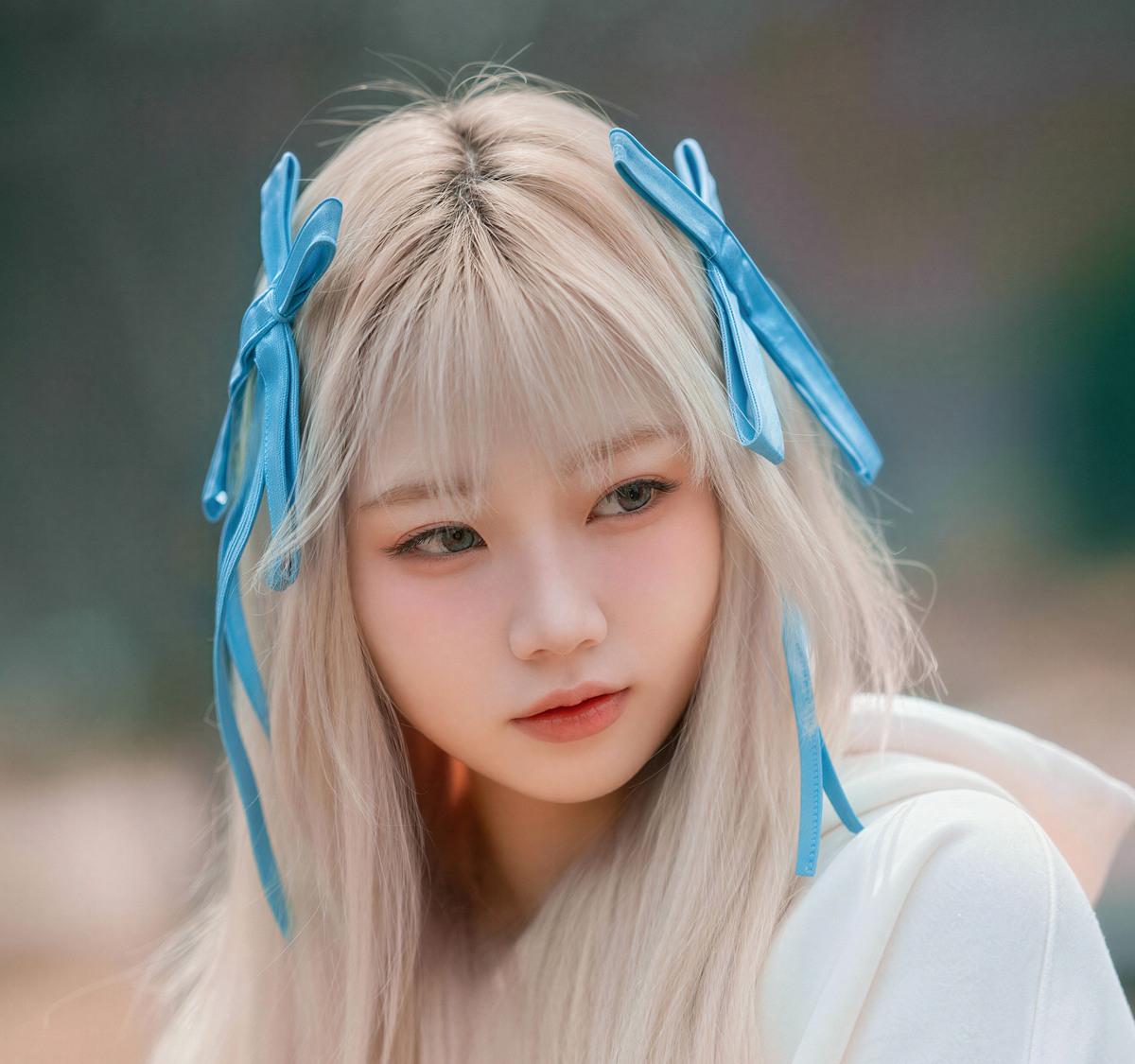 MyuA站在林间小路与长椅旁