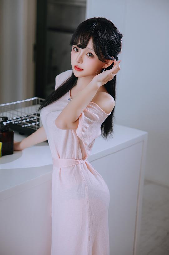 日奈娇的《太太》从厨房走到客厅,粉色清晨悄悄换成紫色夜晚