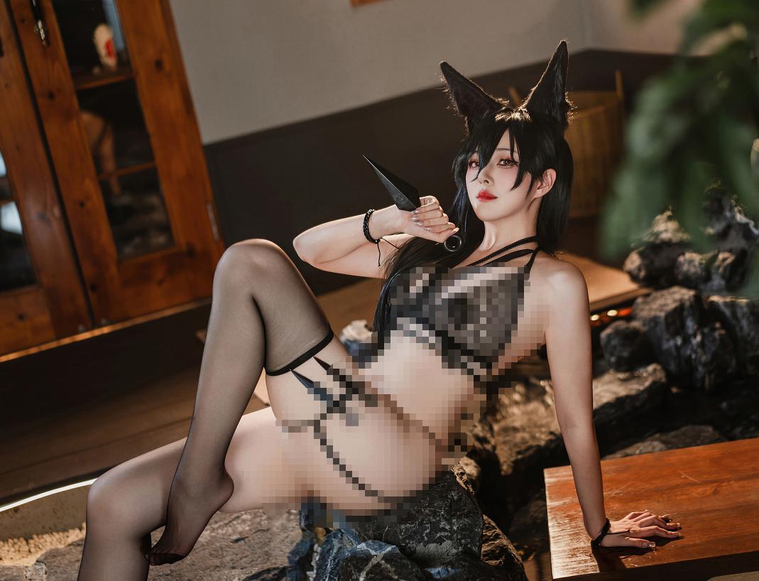 Natsuko夏夏子的近江藏在暖木光影里,黑狐耳和苦无都很抓眼