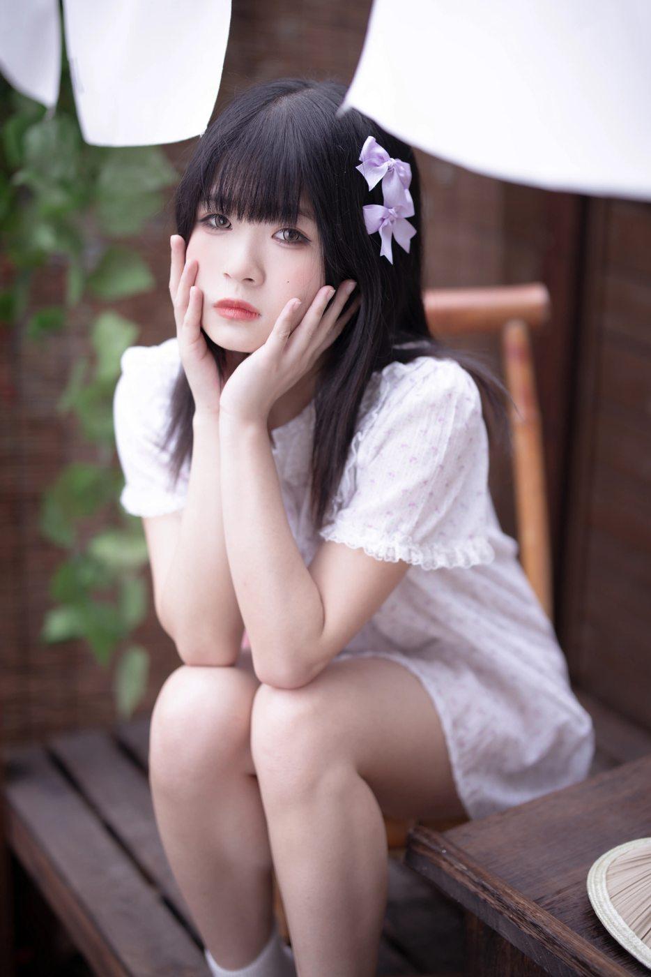渡久山盛夏物语白裙坐在木廊边的夏日画面