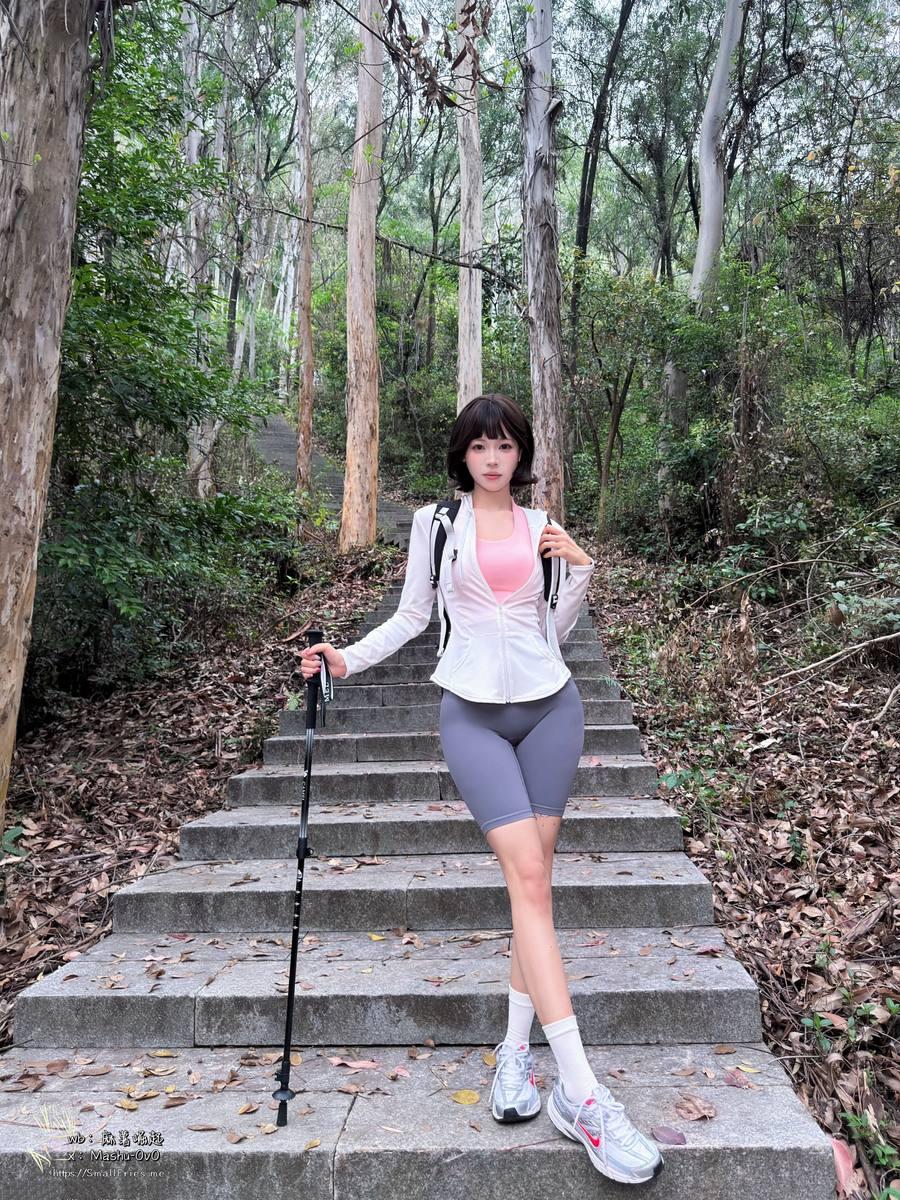 麻薯好吃背包登山杖与林间石阶完整画面
