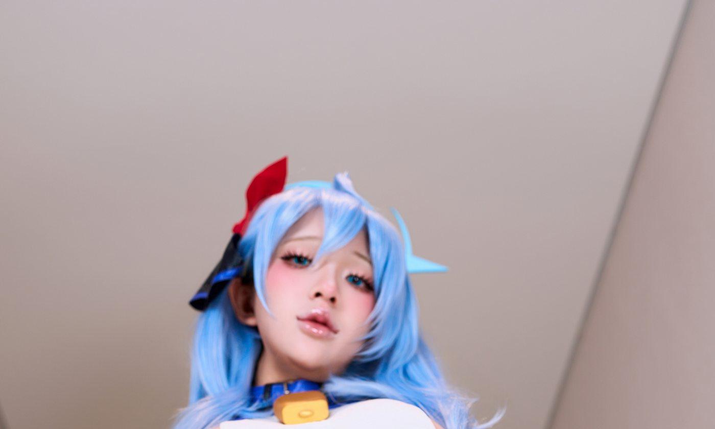 Puy Puy天雨亚子黑白服装与蓝色头发细节