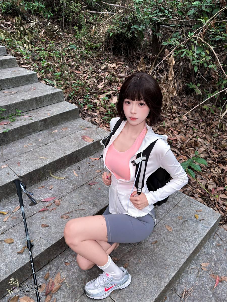 麻薯好吃拿登山杖坐在石阶边休息