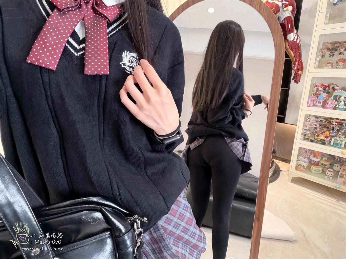 麻薯好吃黑色制服感造型的白色领口细节