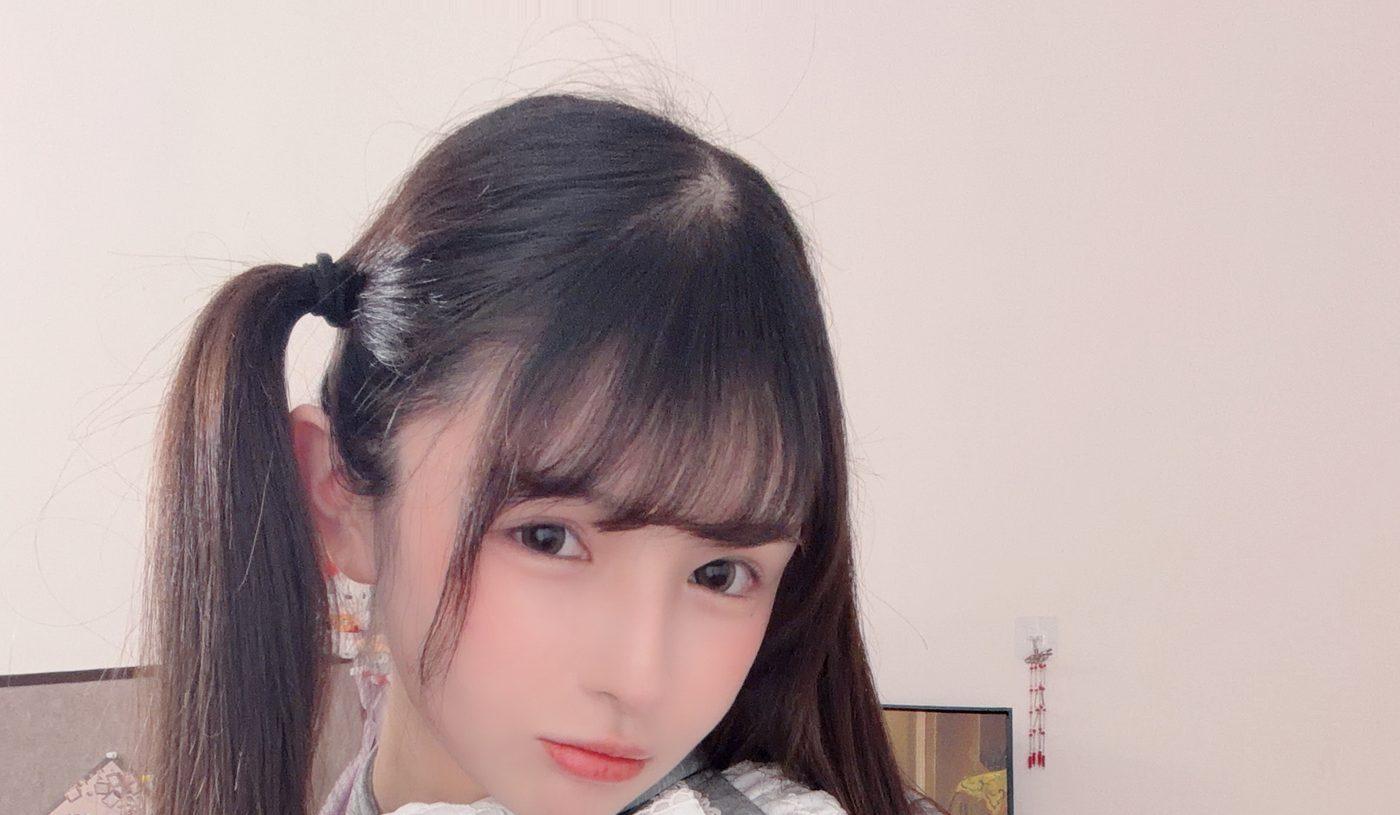 桜井宁宁正面看向镜头