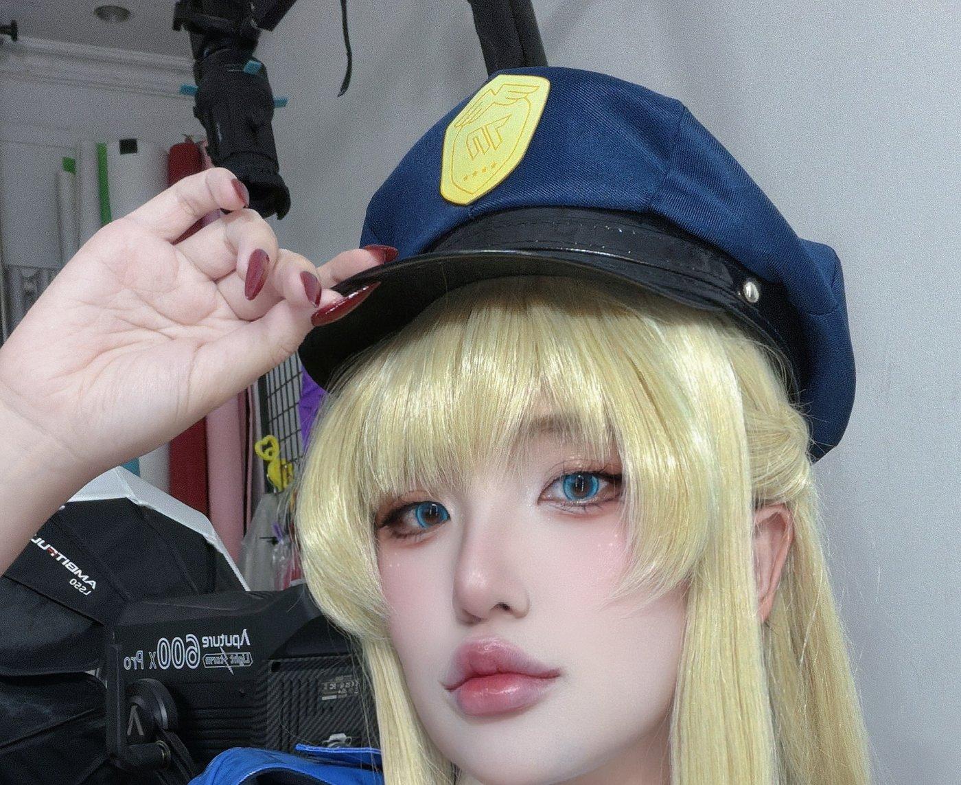 Puy Puy蓝色警帽、金发和眼妆在明亮自拍环境中的近景