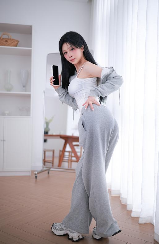 水淼Aqua的六月换了四种气氛｜火花COS的华丽与灰色CK的松弛