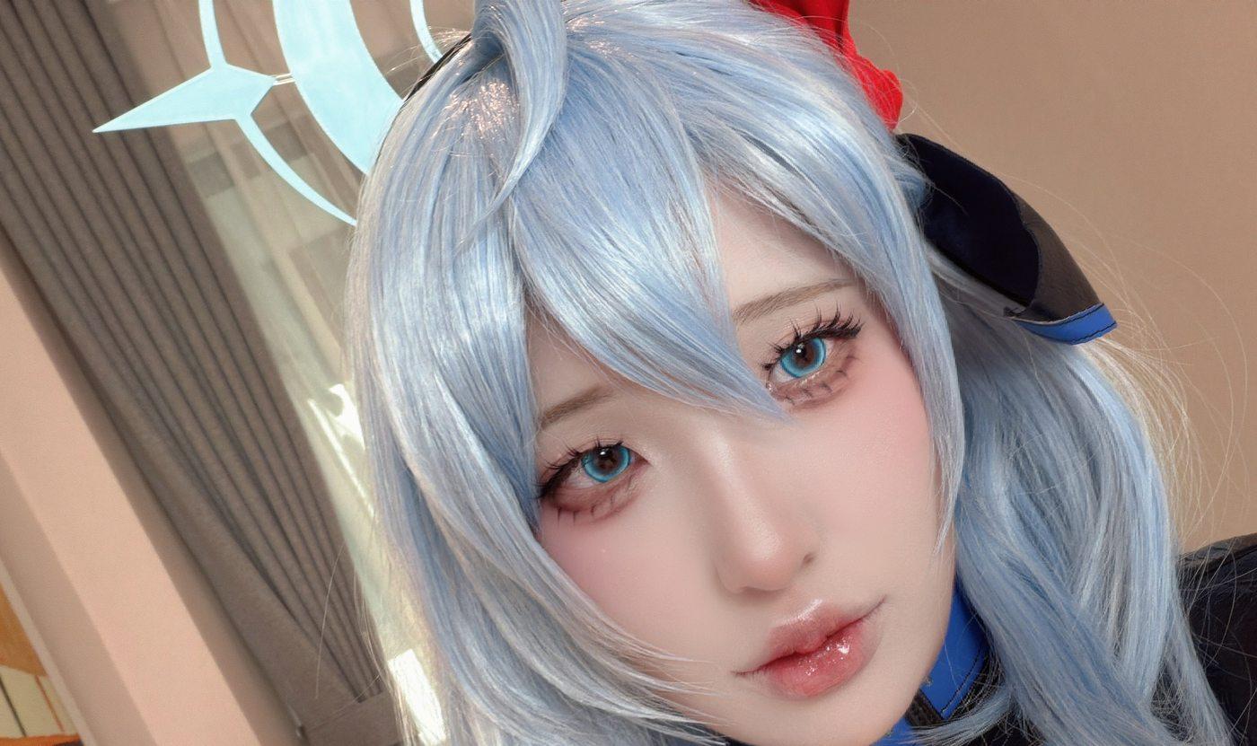 Puy Puy天雨亚子浅色窗帘前的蓝发近景