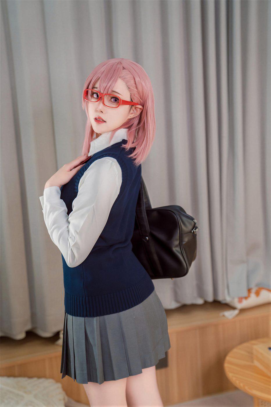 Natsuko夏夏子天乃莉莉纱校服站在明亮客厅