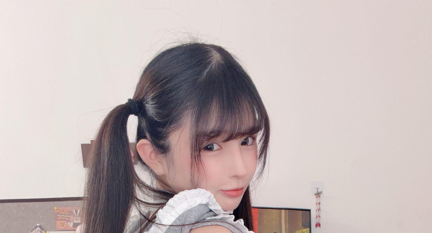 桜井宁宁灰色外搭回望近景