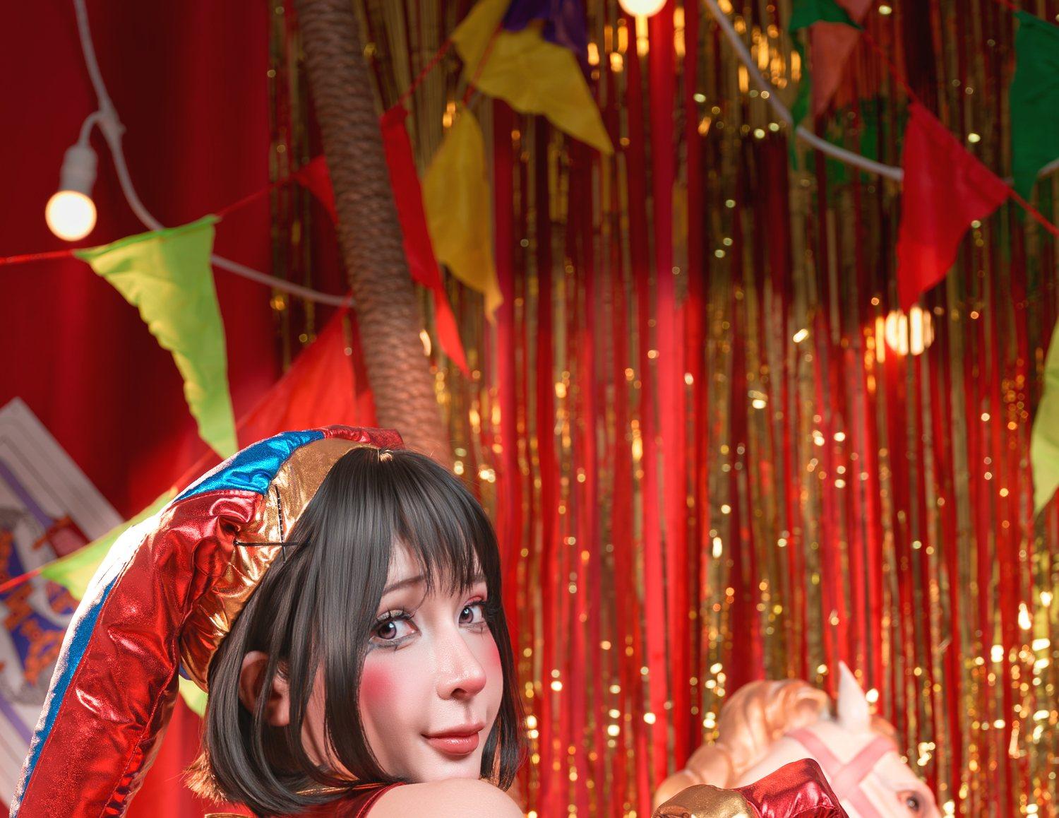 Pomni短发和帽饰从彩旗与金色亮片之间进入画面