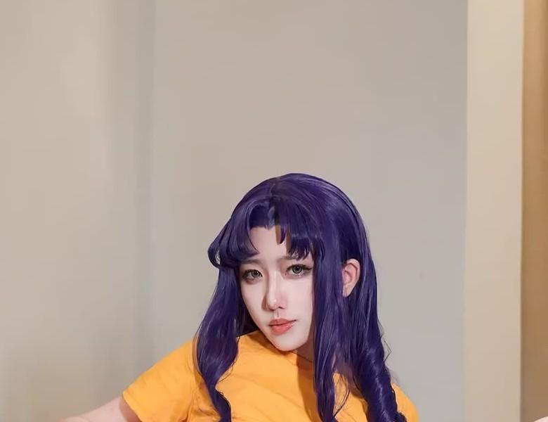 绞肉姬紫色长发橙色上衣与浅色室内背景