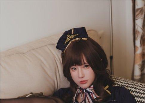 西园寺南歌深色空乘制服帽饰与丝巾近景