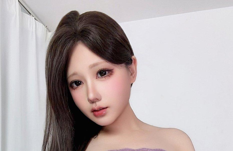Nyako喵子在白色窗帘前露出浅紫蕾丝领口,裁自原图006