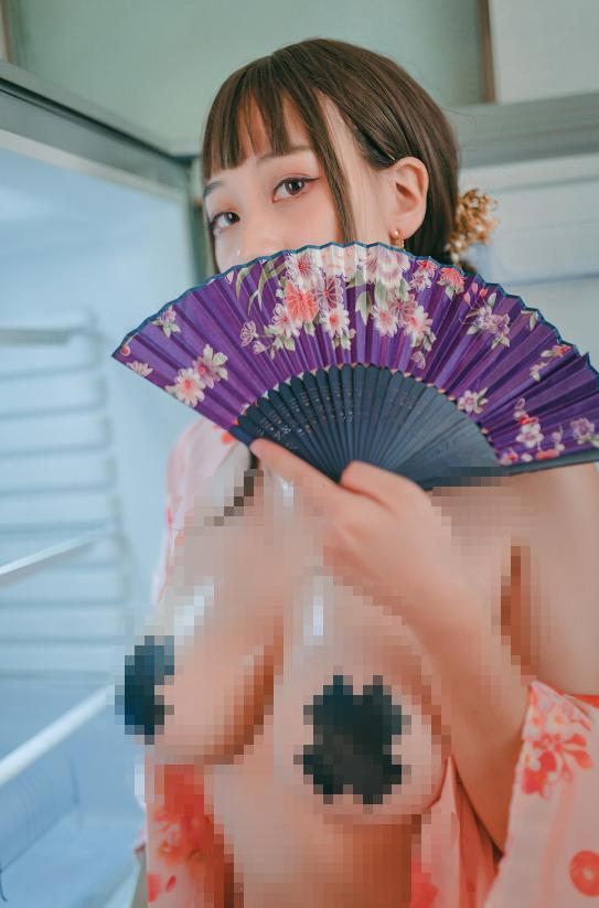 浅安安粉色和服,从冰箱冷光走进紫色浴室