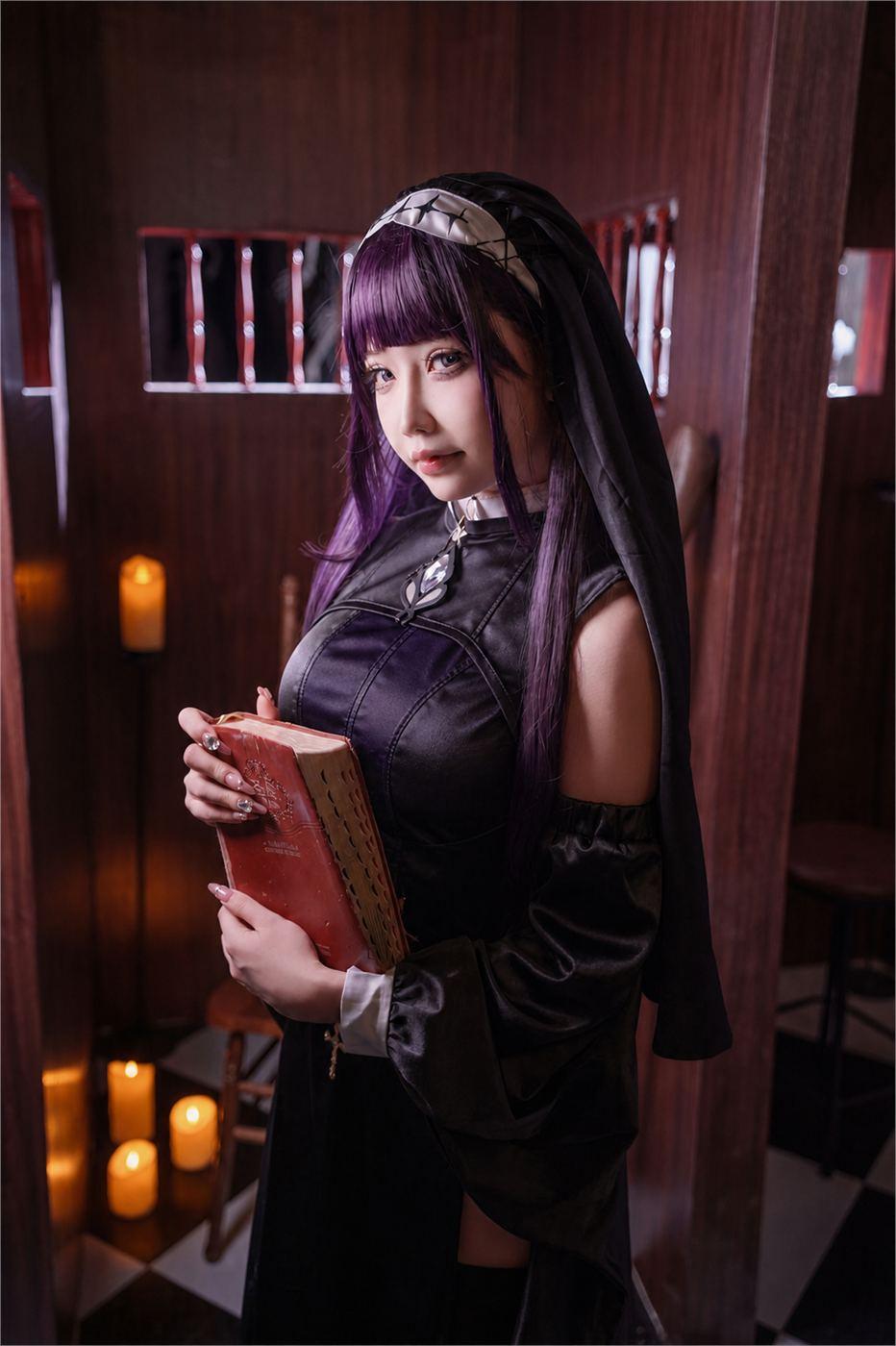 抱走莫子aa紫发修女造型手持书本站在暖色烛光木墙前