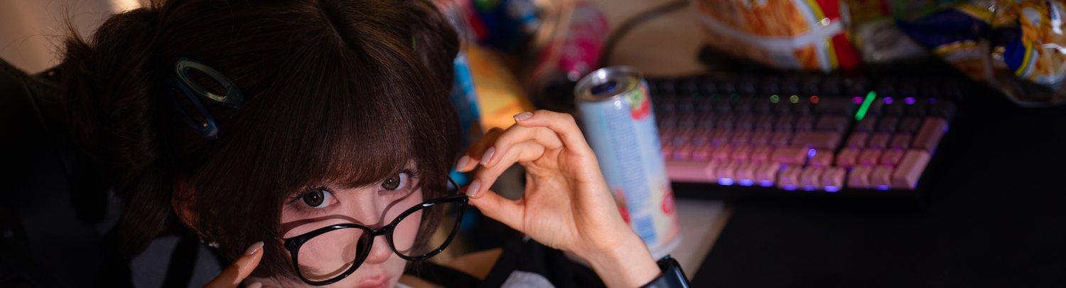 蠢沫沫在游戏椅中抬手形成的局部构图