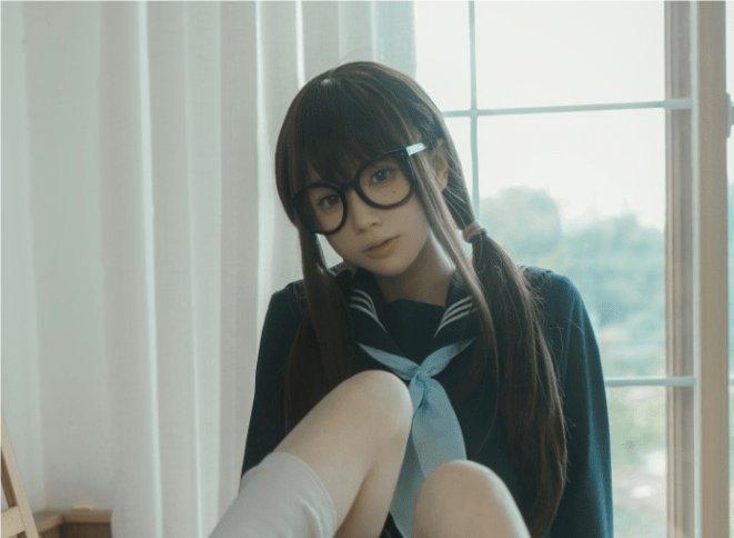 西园寺南歌黑框眼镜双马尾与深色校服窗边近景