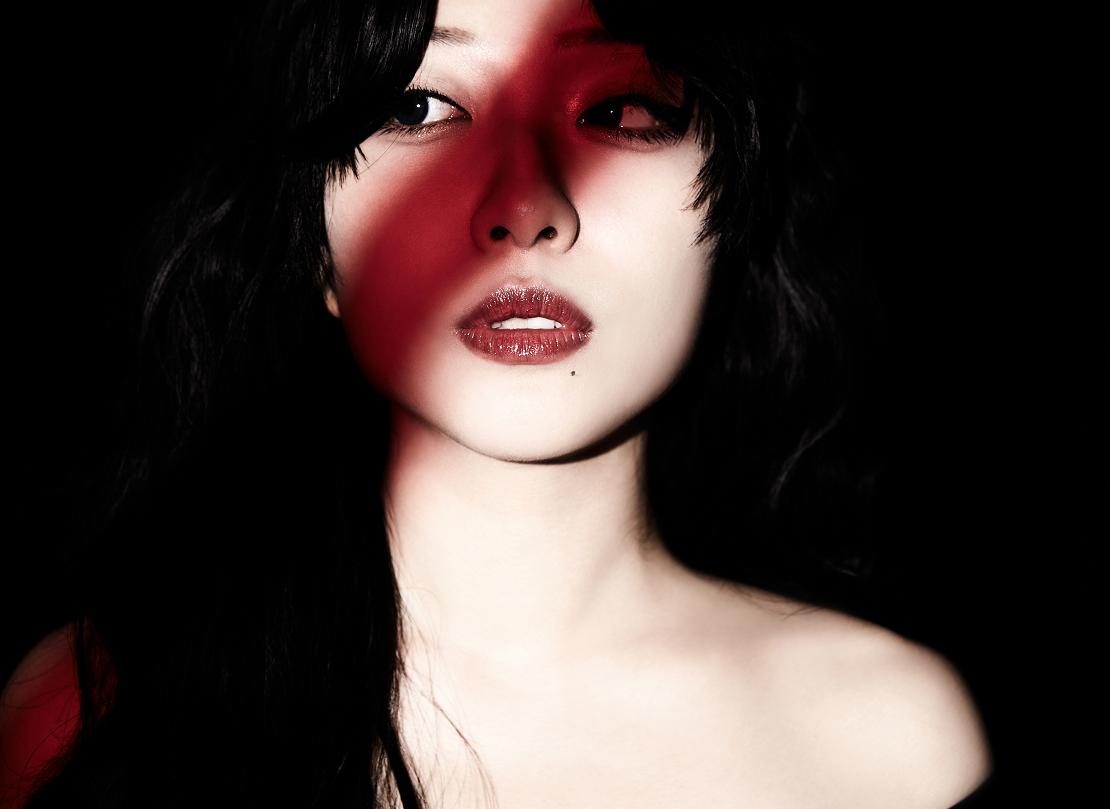 切切celia把《猫眼三姐妹》拍成复古画报，三种颜色刚好站成一队