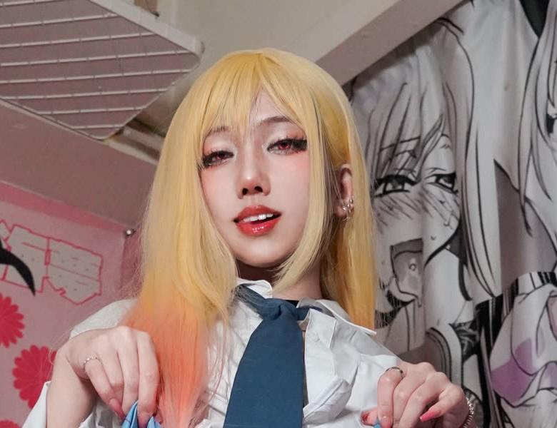 绞肉姬金发制服造型与漫画线条背景