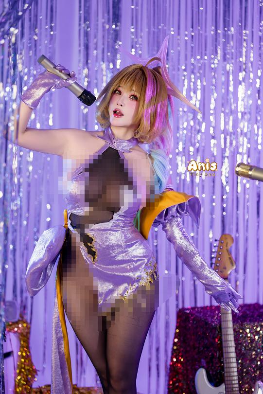 Tiny Asa阿妮斯登上霓虹舞台,银紫流光里的偶像感很亮眼