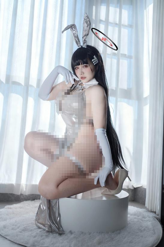 阿半今天很开心的调月莉音先站在白窗前，后来被一束午后阳光留住