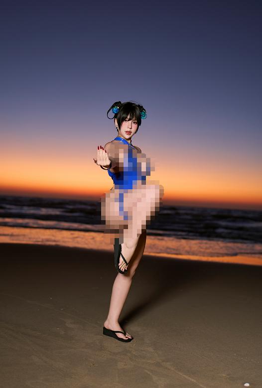 Puy Puy把春丽带到海边,落日和池水都染上了她的蓝
