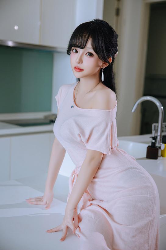 日奈娇的《太太》从厨房走到客厅,粉色清晨悄悄换成紫色夜晚