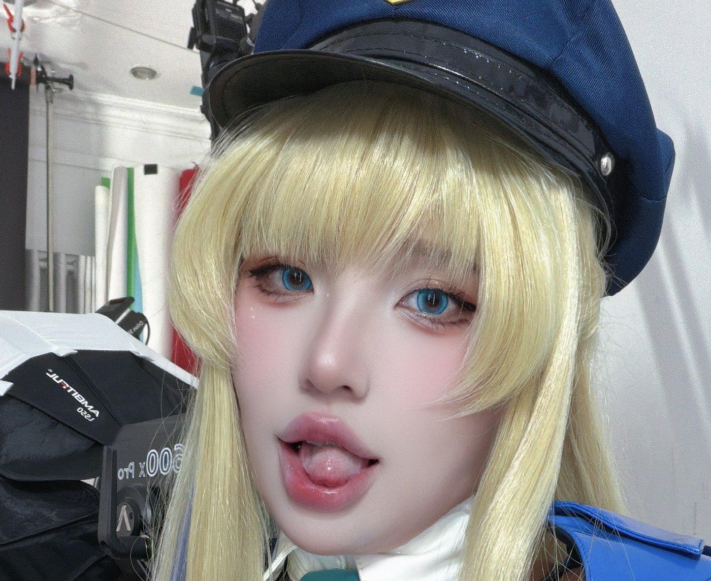Puy Puy蓝色警帽、金发与蓝色肩章在自拍近景中清楚可见