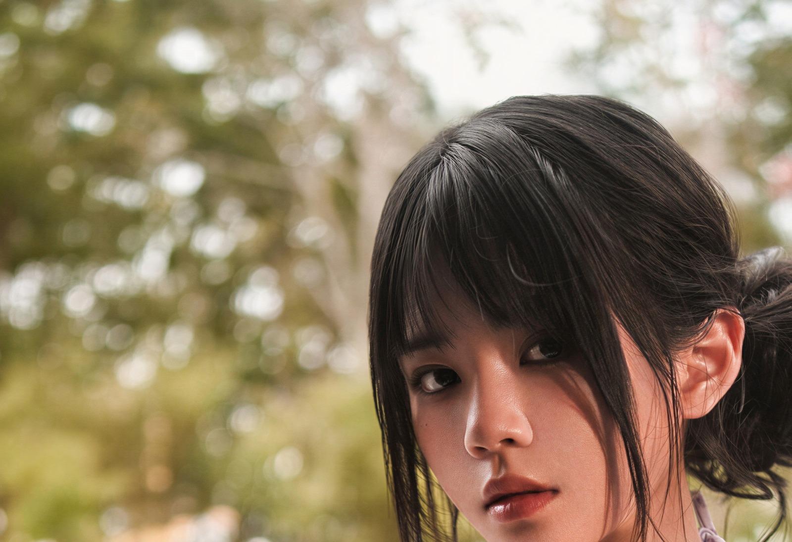 桜桃喵黑色盘发、脸侧碎发与眼妆的庭院近景