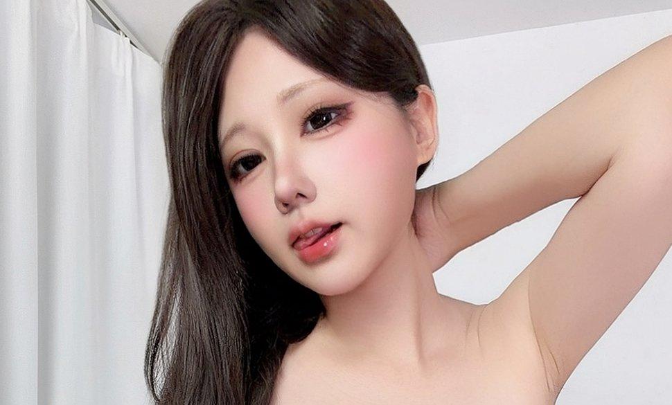 Nyako喵子侧头抬手,肩线与长发形成相反方向,裁自原图004