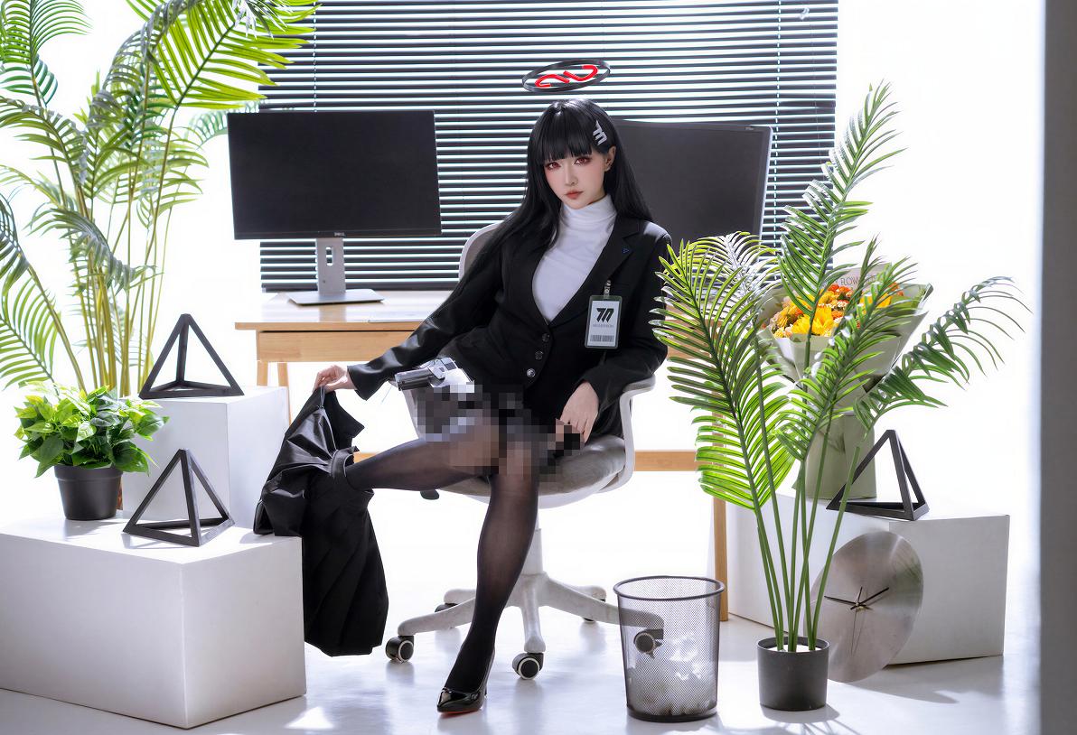 星之迟迟调月莉音COS|冷白办公室之后,红幕里的另一面更抓人