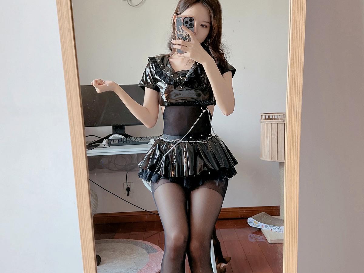 51酱黑色长裙在白色窗帘房间中的站姿