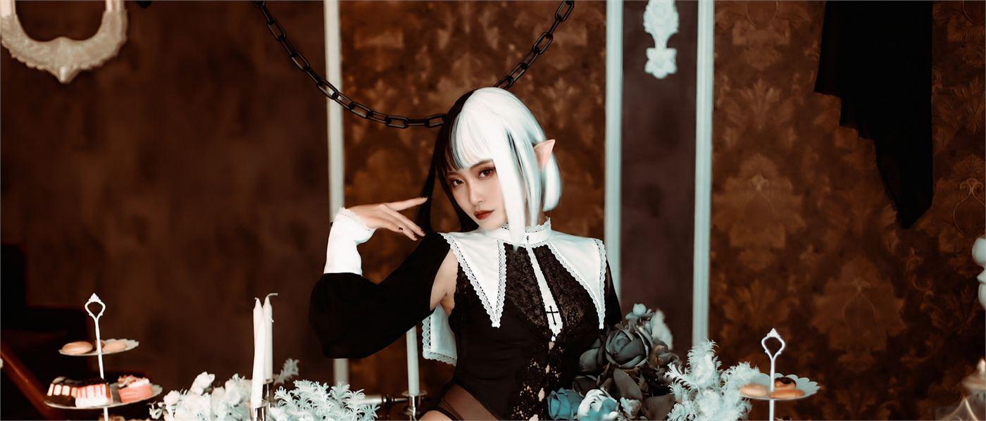 白色花束旧式镜框银色烛台与黑白修女造型组成的暗色布景