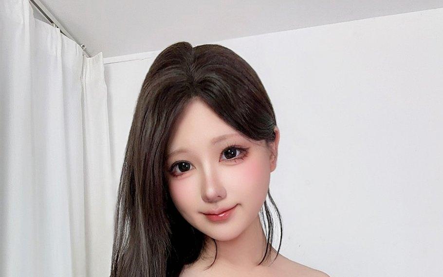 Nyako喵子在白色房间里的深色长发自拍近景,裁自原图001