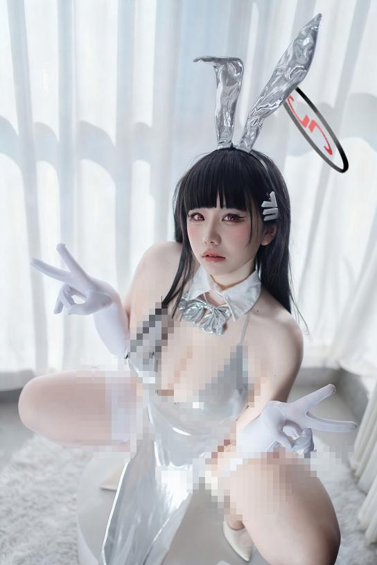 阿半今天很开心的调月莉音先站在白窗前，后来被一束午后阳光留住